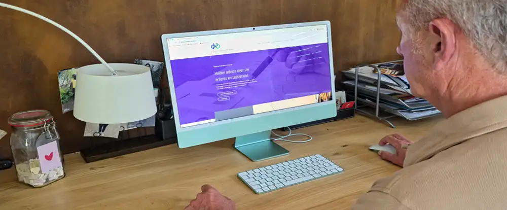 Gert Breman achter zijn computer terwijl hij werkt aan testament advies, levenstestament advies, begeleiding naar de notaris en het opstellen van een adviesverslag.